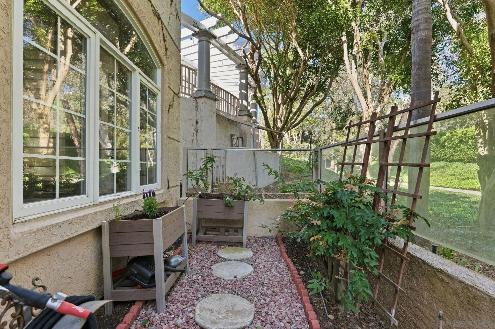 2842 Torrey Pines Road La Jolla, CA 92037 - Photo 26 of 45 a backyard of a house with table and chairs