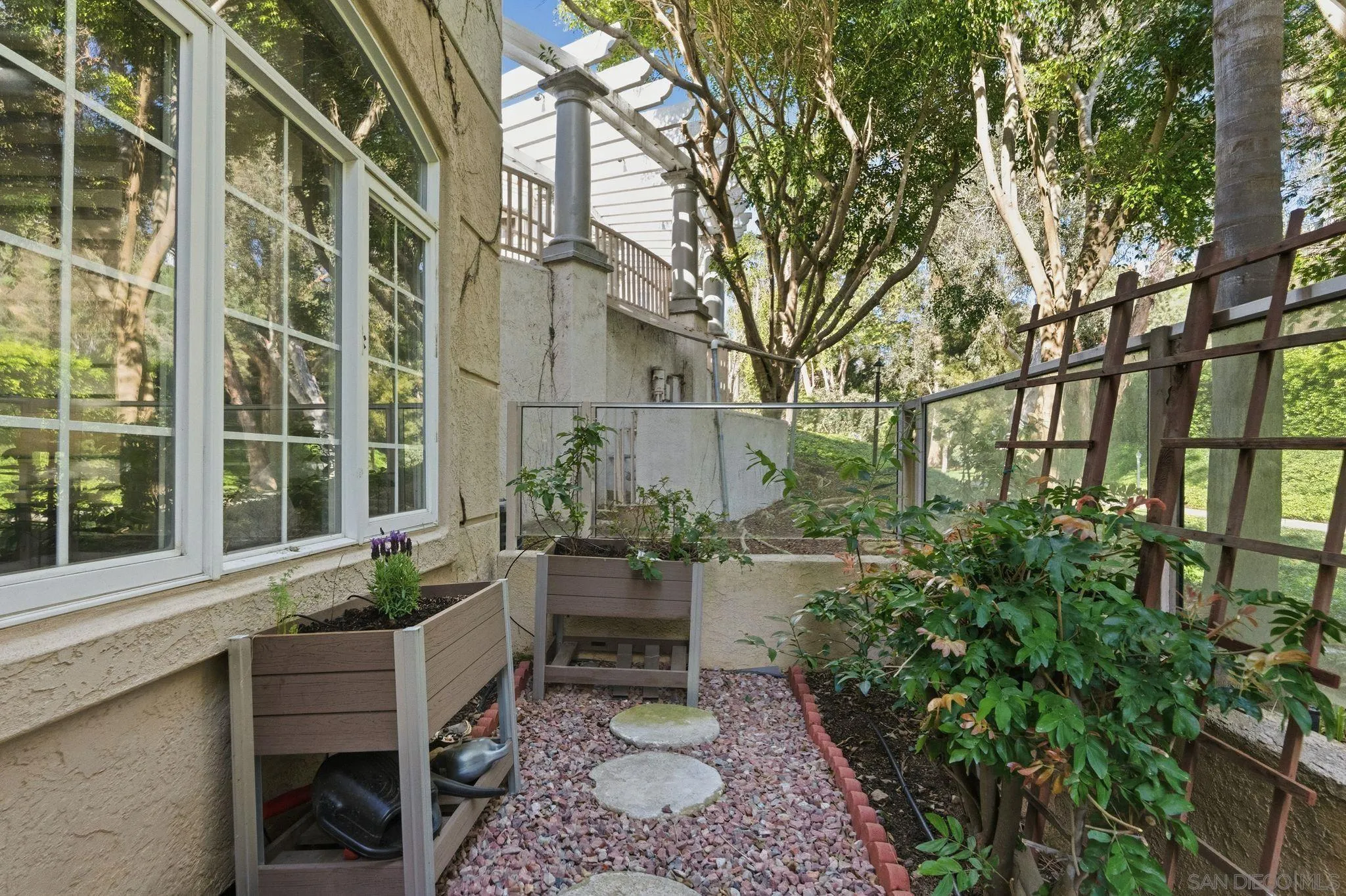 2842 Torrey Pines Road La Jolla, CA 92037 - Photo 27 of 45 a backyard of a house with table and chairs