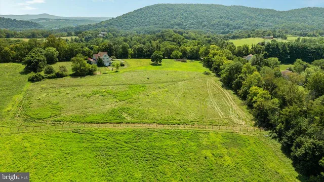 a view of an outdoor space