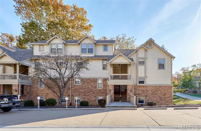 $170,000 | 2302 Canyonlands Drive, Unit E, Maryland Heights, MO 63043
