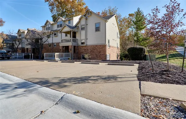 $170,000 | 2302 Canyonlands Drive, Unit E, Maryland Heights, MO 63043