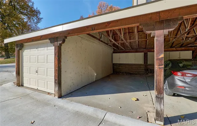 $170,000 | 2302 Canyonlands Drive, Unit E, Maryland Heights, MO 63043