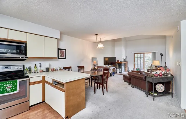 $170,000 | 2302 Canyonlands Drive, Unit E, Maryland Heights, MO 63043