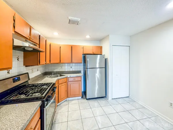 $2,150 | 15 Fisher Drive, Franklin Park, NJ 08823