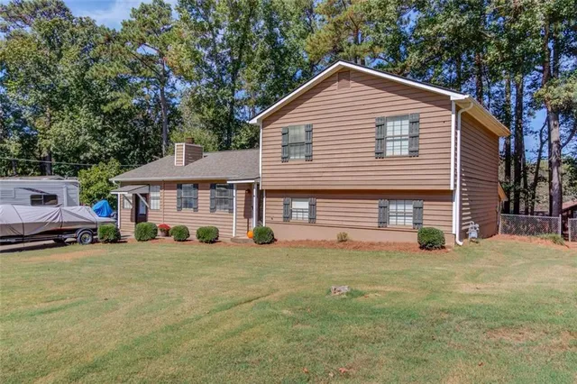 a view of a house with a yard