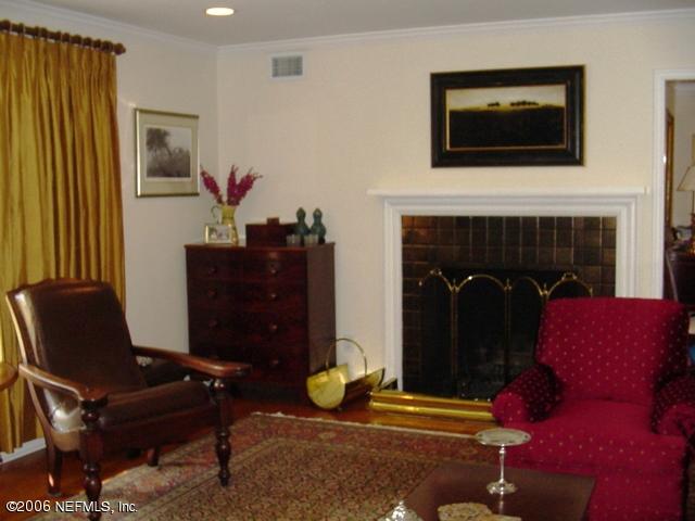 4671 Ivanhoe Road Jacksonville, FL 32210 - Photo 4 of 11 Living Room