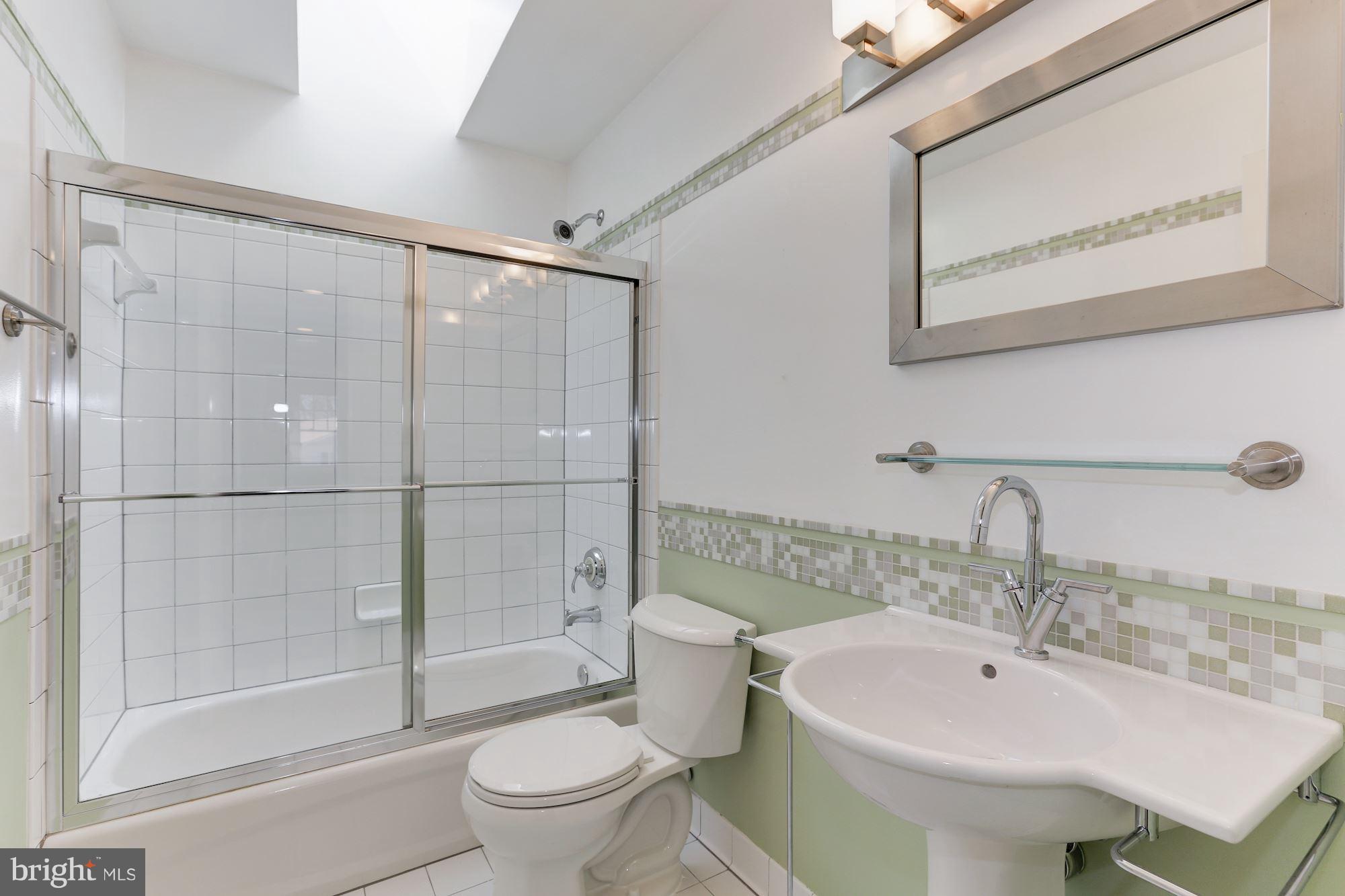 2201 South Glebe Road Arlington, VA 22206 - Photo 17 of 28 Bath
