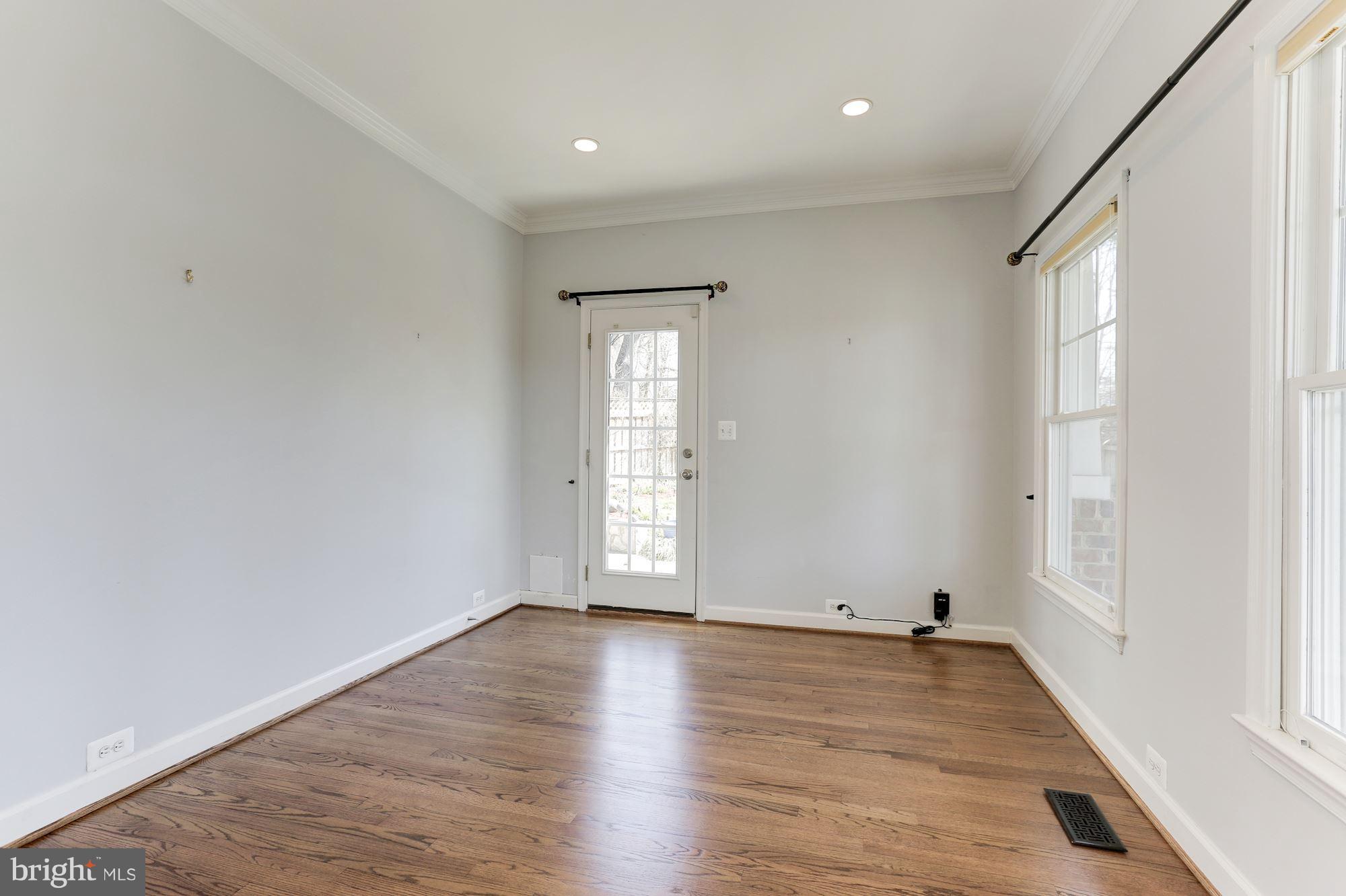 2201 South Glebe Road Arlington, VA 22206 - Photo 8 of 28 Living Room