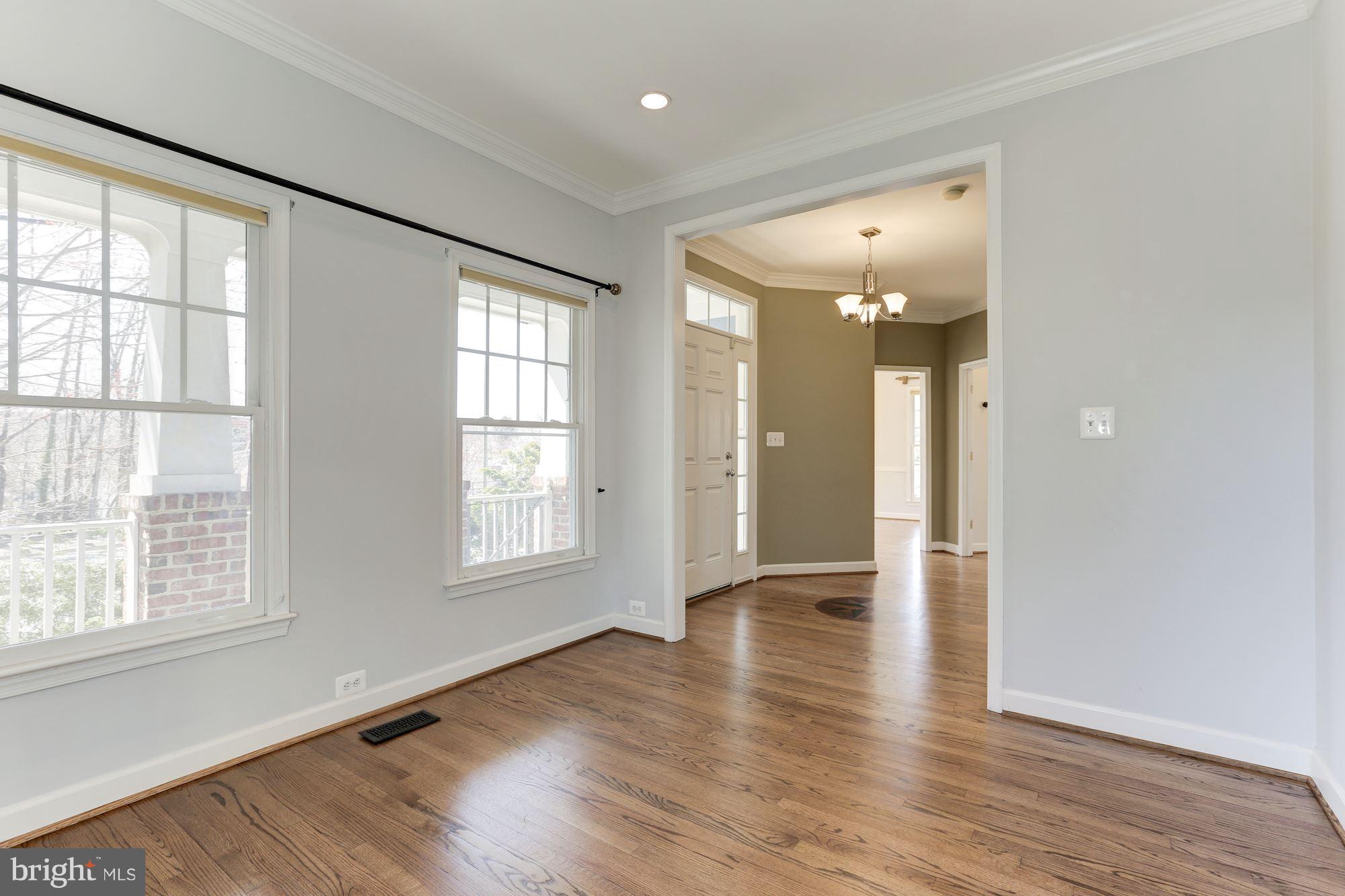 2201 South Glebe Road Arlington, VA 22206 - Photo 9 of 28 Living Room