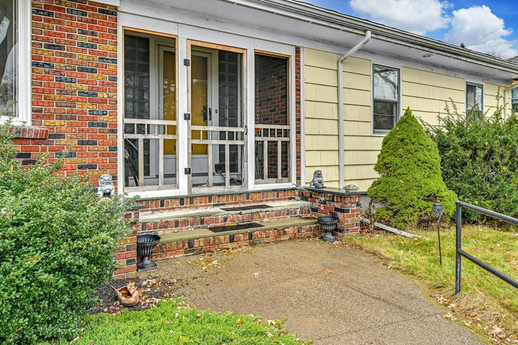246 Thompson Road Webster, MA 01570 - Photo 4 of 31 Gallery Image 4