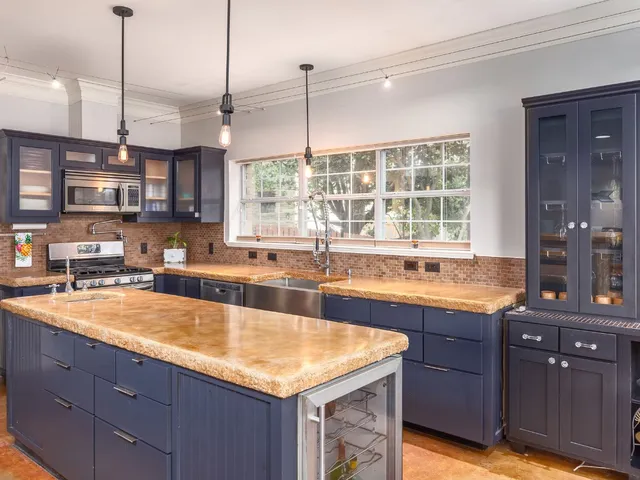 $2,395 | 1900 Red Rock Drive, Round Rock, TX 78665