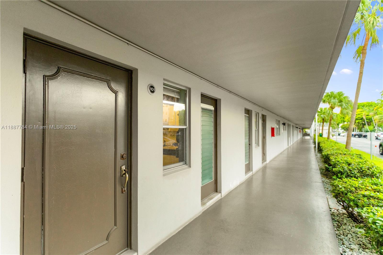 4800 Hillcrest Lane, Unit 101 Hollywood, FL 33021 - Photo 35 of 35 a view of livingroom from a hallway