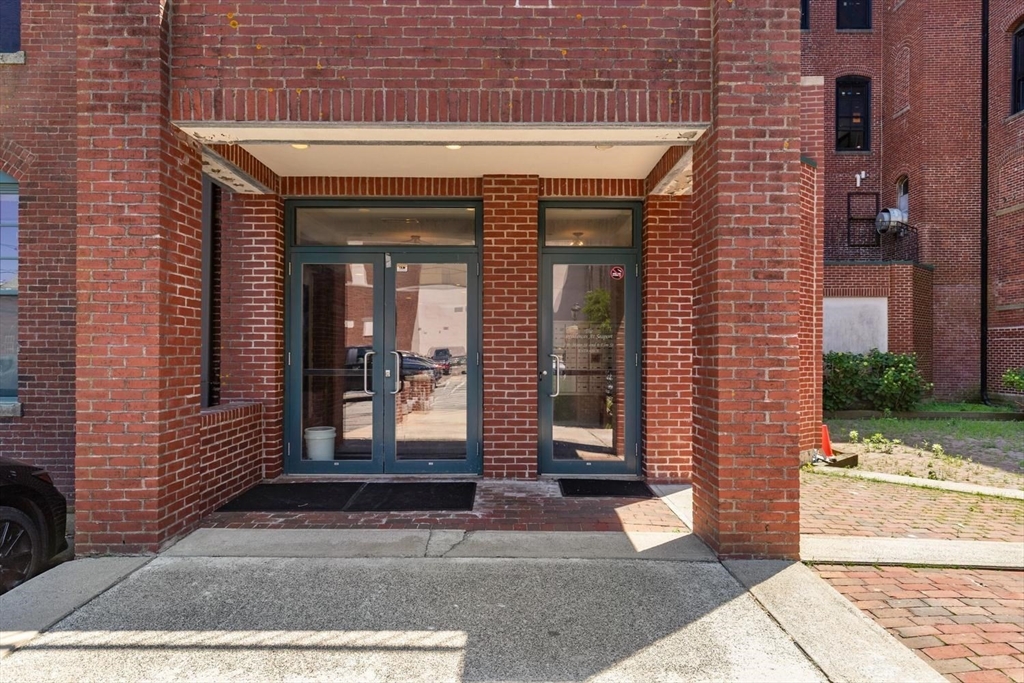 196 Main Street, Unit 1 Gloucester, MA 01930 - Photo 3 of 36