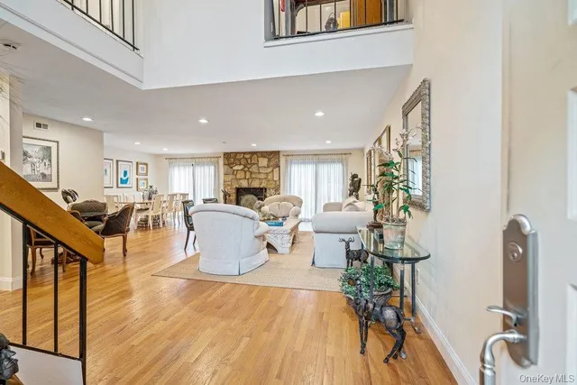 $1,199,000 | 230 Hamlet Drive, Jericho, NY 11753