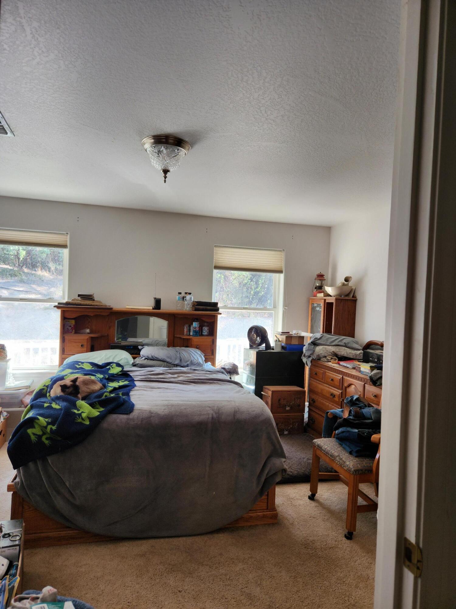 9290 Lower River Road Grants Pass, OR 97526 - Photo 7 of 21 Master bedroom