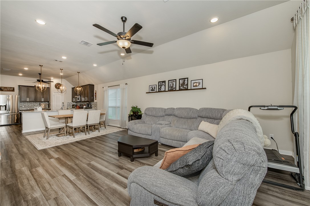 2078 Viva Road Bryan, TX 77807 - Photo 2 of 32