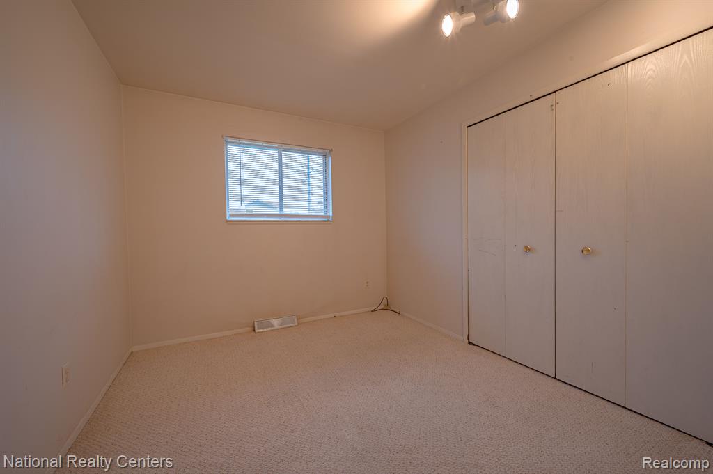 47445 Dequindre Road Rochester, MI 48307 - Photo 11 of 21