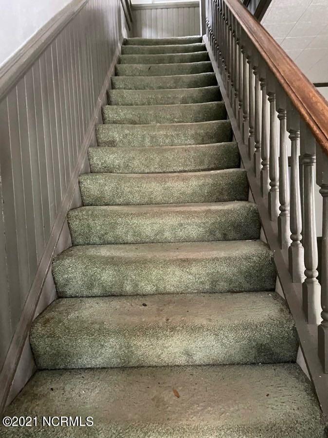 751 Falls Road Rocky Mount, NC 27804 - Photo 8 of 17 Stairwell
