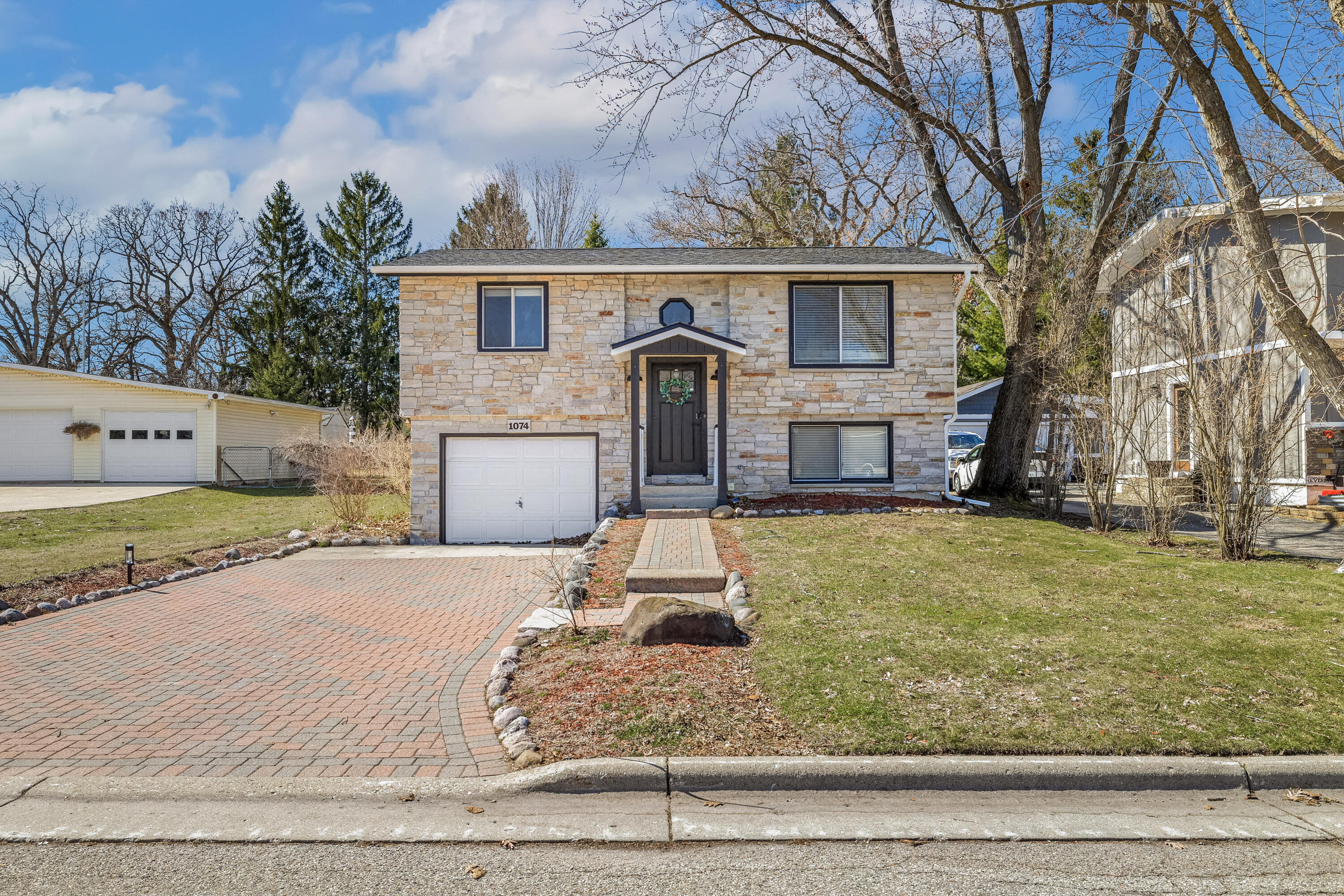 1074 Mobile Street Lake Geneva, WI 53147 - Photo 2 of 16 16-02