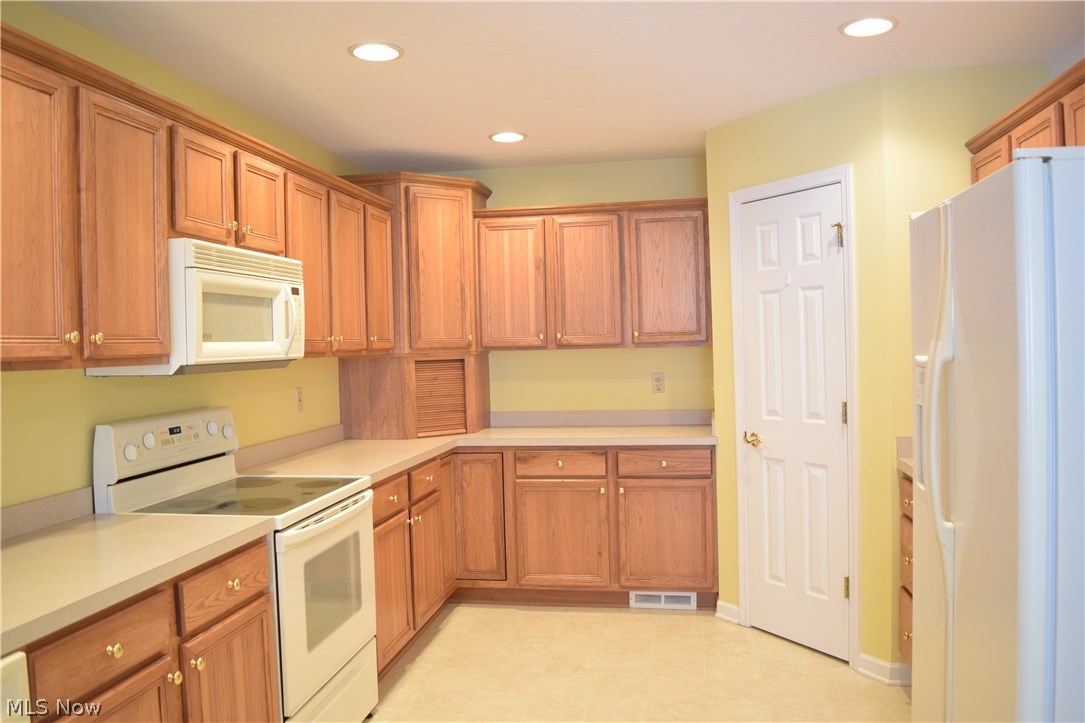 8330 West Ridgewood Drive, Unit 2A Cleveland, OH 44129 - Photo 11 of 25