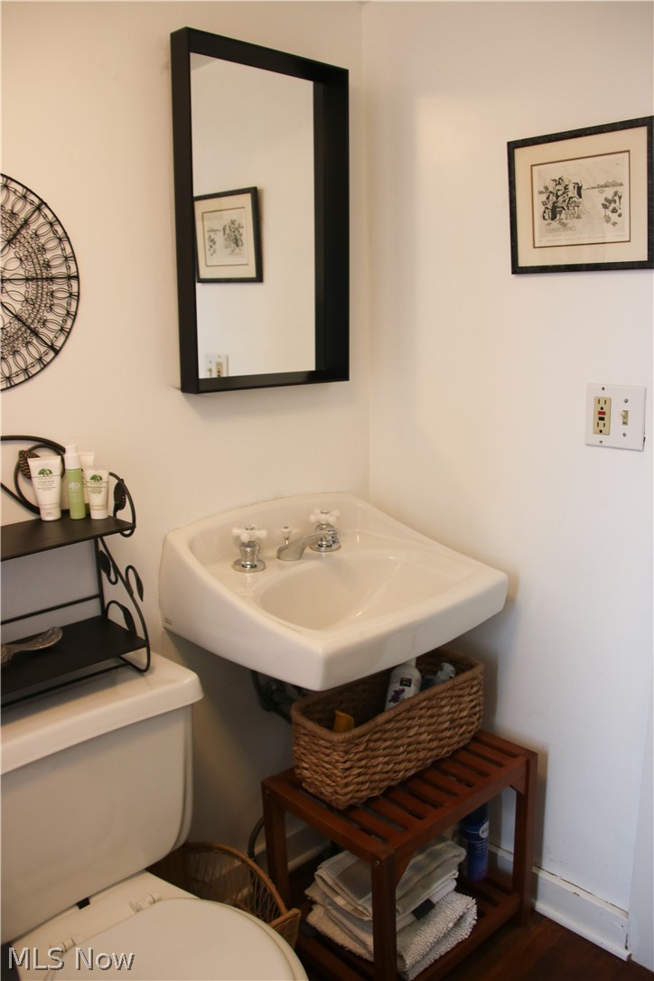 2920 Huntington Road Cleveland, OH 44120 - Photo 32 of 35 Master bathroom en suite