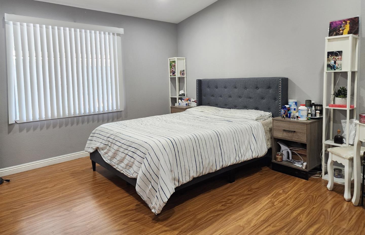 5450 Monterey Road, Unit 142 San Jose, CA 95111 - Photo 8 of 13 a bedroom with a bed and a window