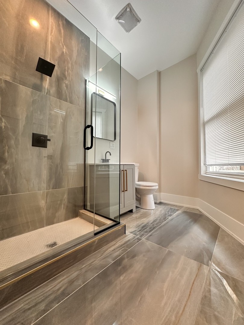 4409 South Prairie Avenue Chicago, IL 60653 - Photo 24 of 44 a bathroom with a sink a toilet a mirror and shower