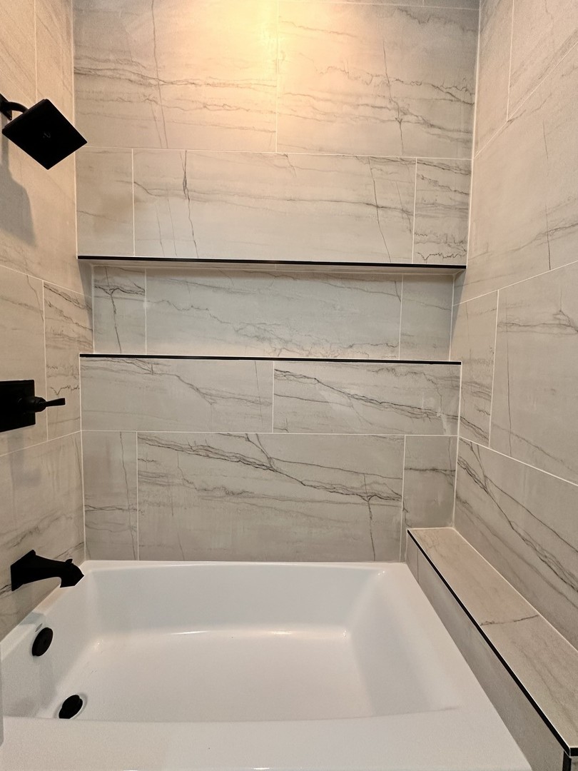 4409 South Prairie Avenue Chicago, IL 60653 - Photo 25 of 44 a bathroom with a bathtub