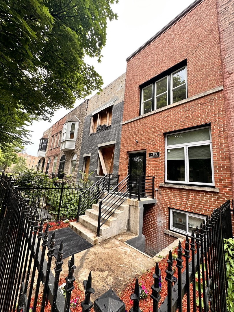 4409 South Prairie Avenue Chicago, IL 60653 - Photo 3 of 44 a front view of a house with balcony