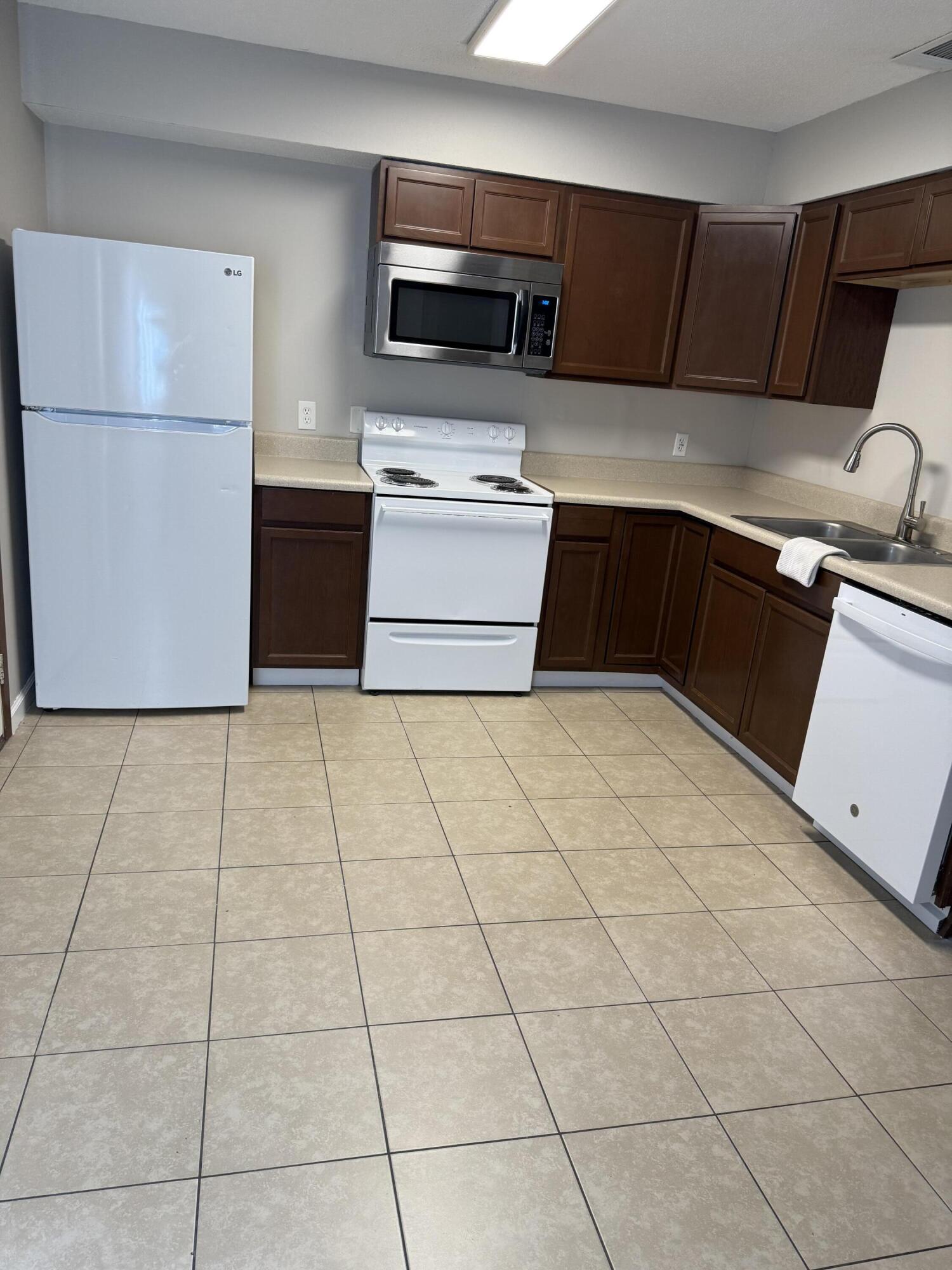 226 Pelham Road, Unit 6 Fort Walton Beach, FL 32547 - Photo 4 of 11 a kitchen with a cabinets and white appliances