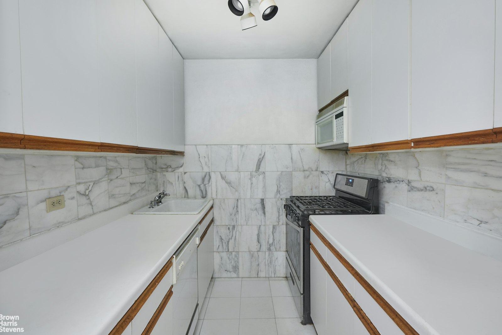 300 East 33rd Street, Unit 2KL Manhattan, NY 10016 - Photo 6 of 11 a bathroom with a sink and a bathtub