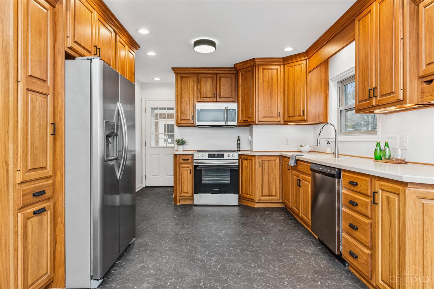 3494 Poole Road Cincinnati, OH 45251 - Photo 10 of 36 Gallery Image 10