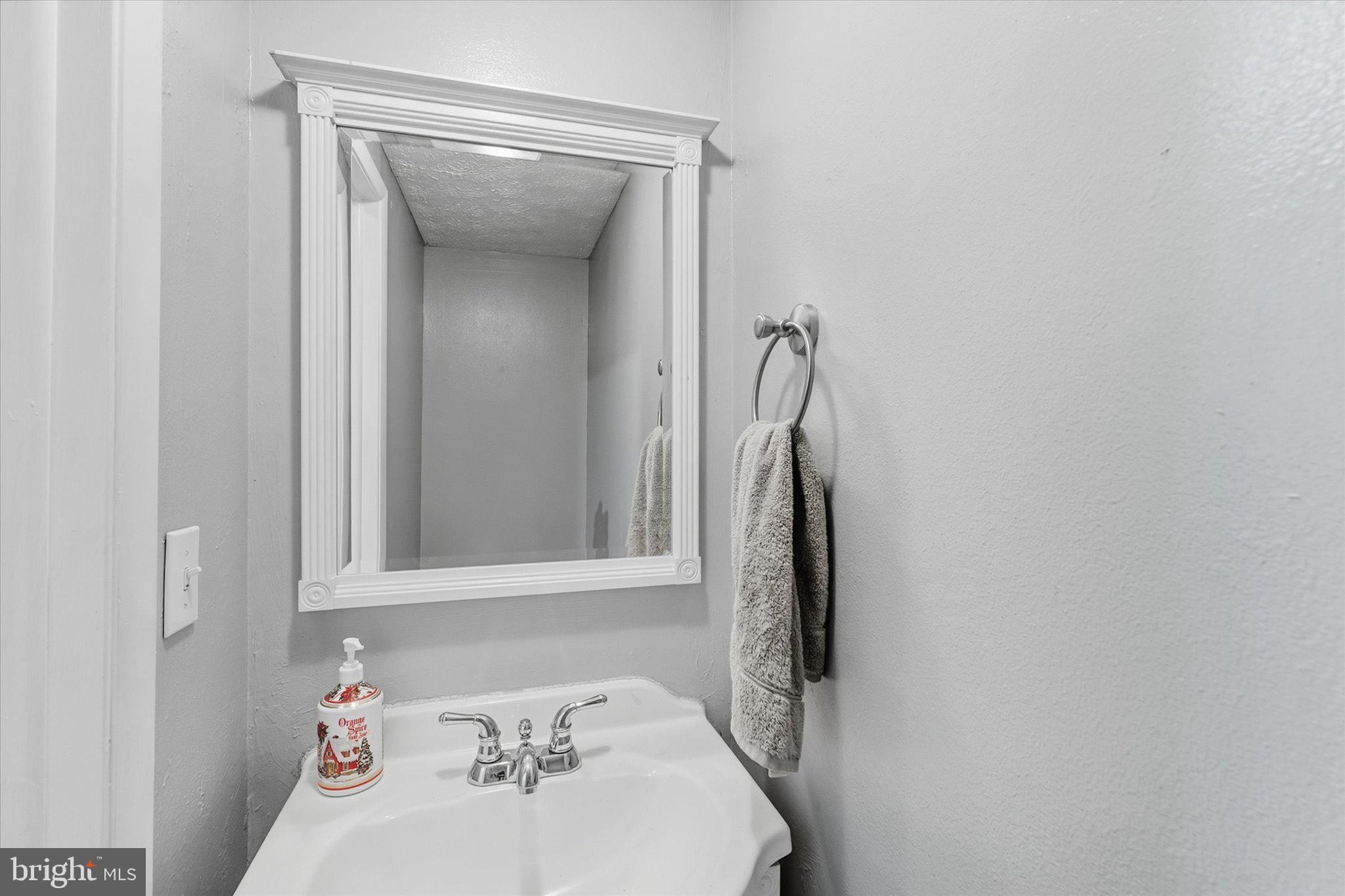 8794 Newington Commons Road Lorton, VA 22079 - Photo 14 of 29 Gallery Image 14