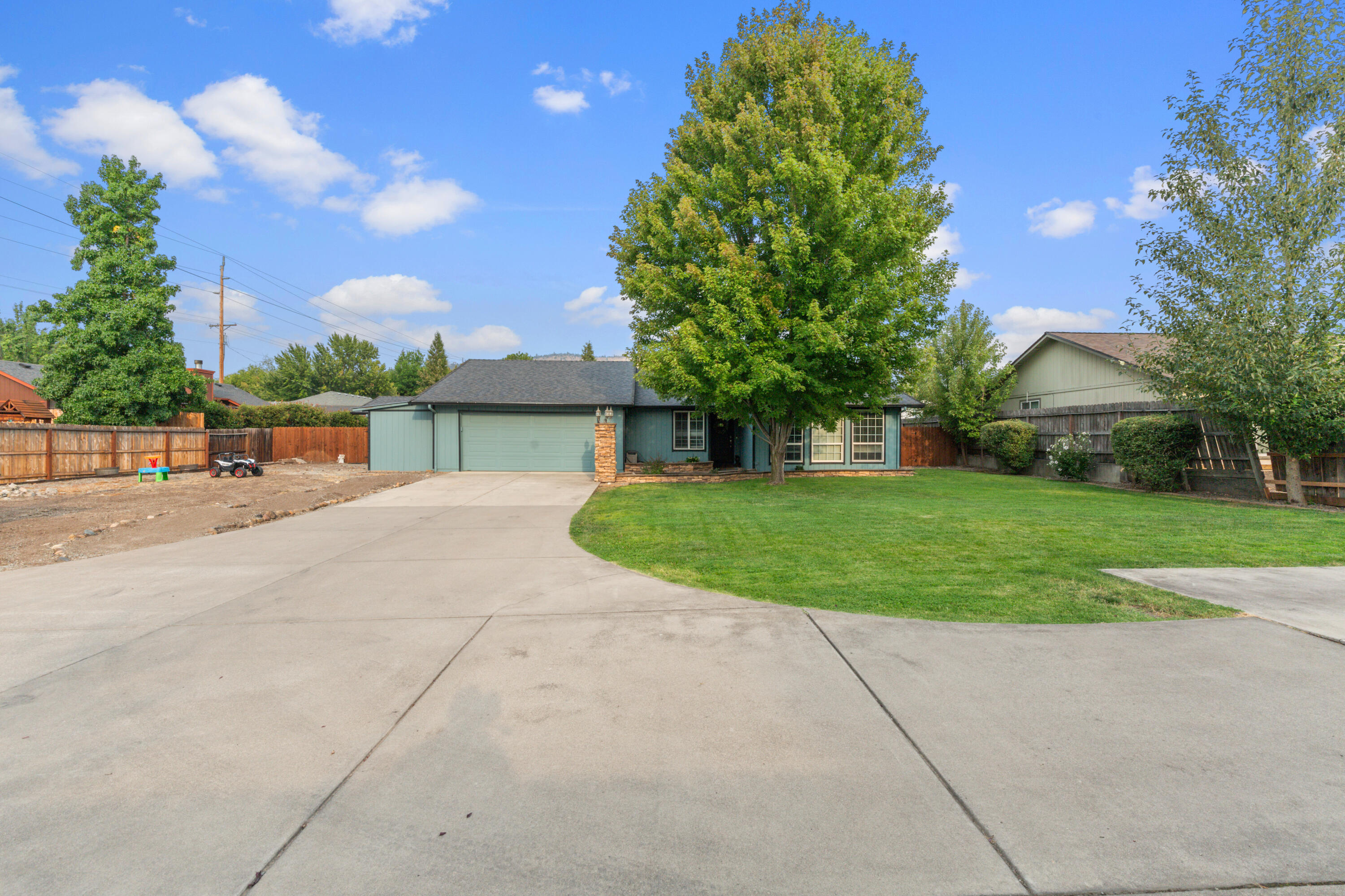 3044 Delta Waters Road Medford, OR 97504 - Photo 28 of 30 Plenty of parking
