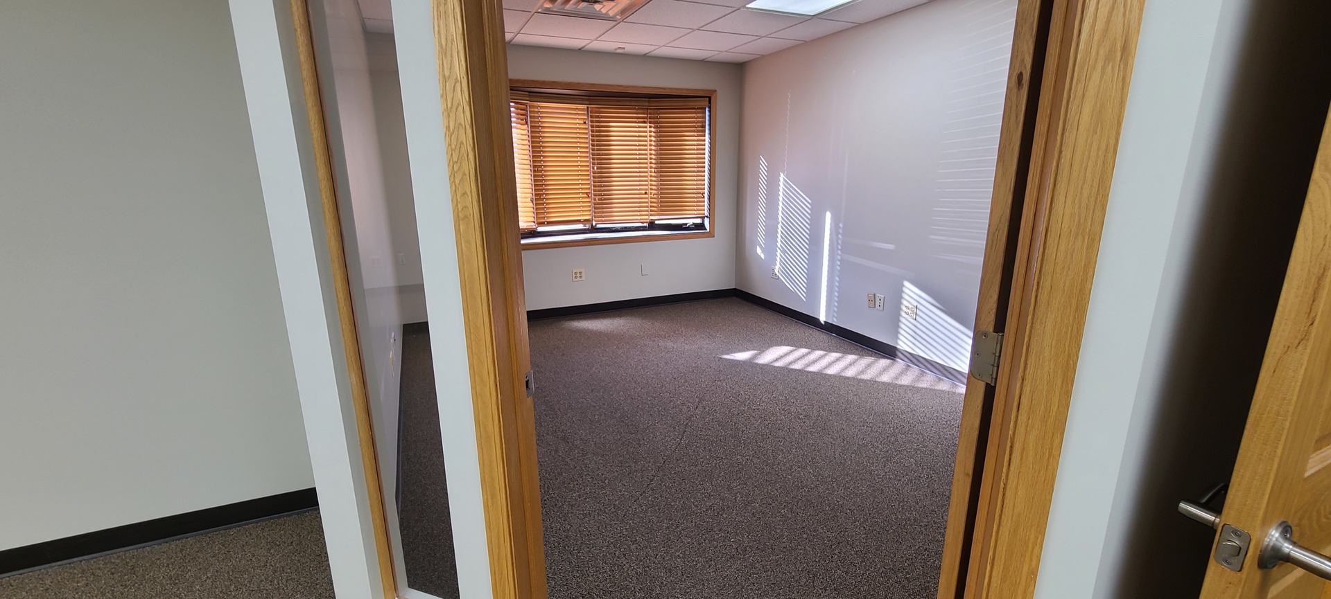 19149 South Blackhawk Parkway Mokena, IL 60448 - Photo 12 of 12 a view of an empty room and window