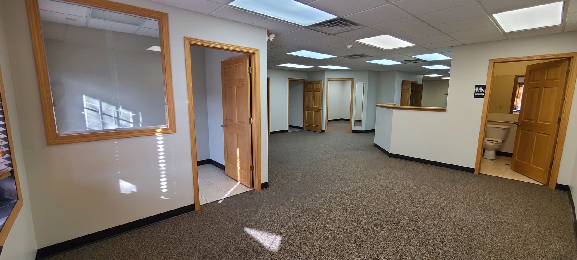 19149 South Blackhawk Parkway Mokena, IL 60448 - Photo 4 of 12 a view of a hallway with seating area