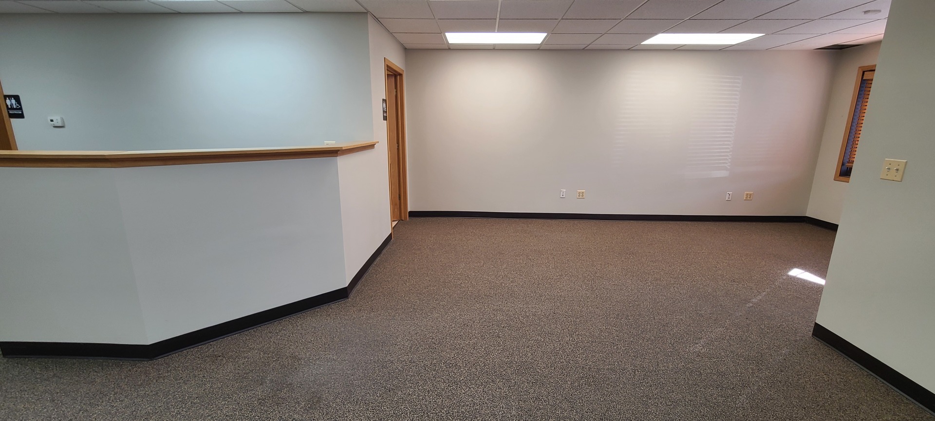 19149 South Blackhawk Parkway Mokena, IL 60448 - Photo 7 of 12 a view of a room with a hallway