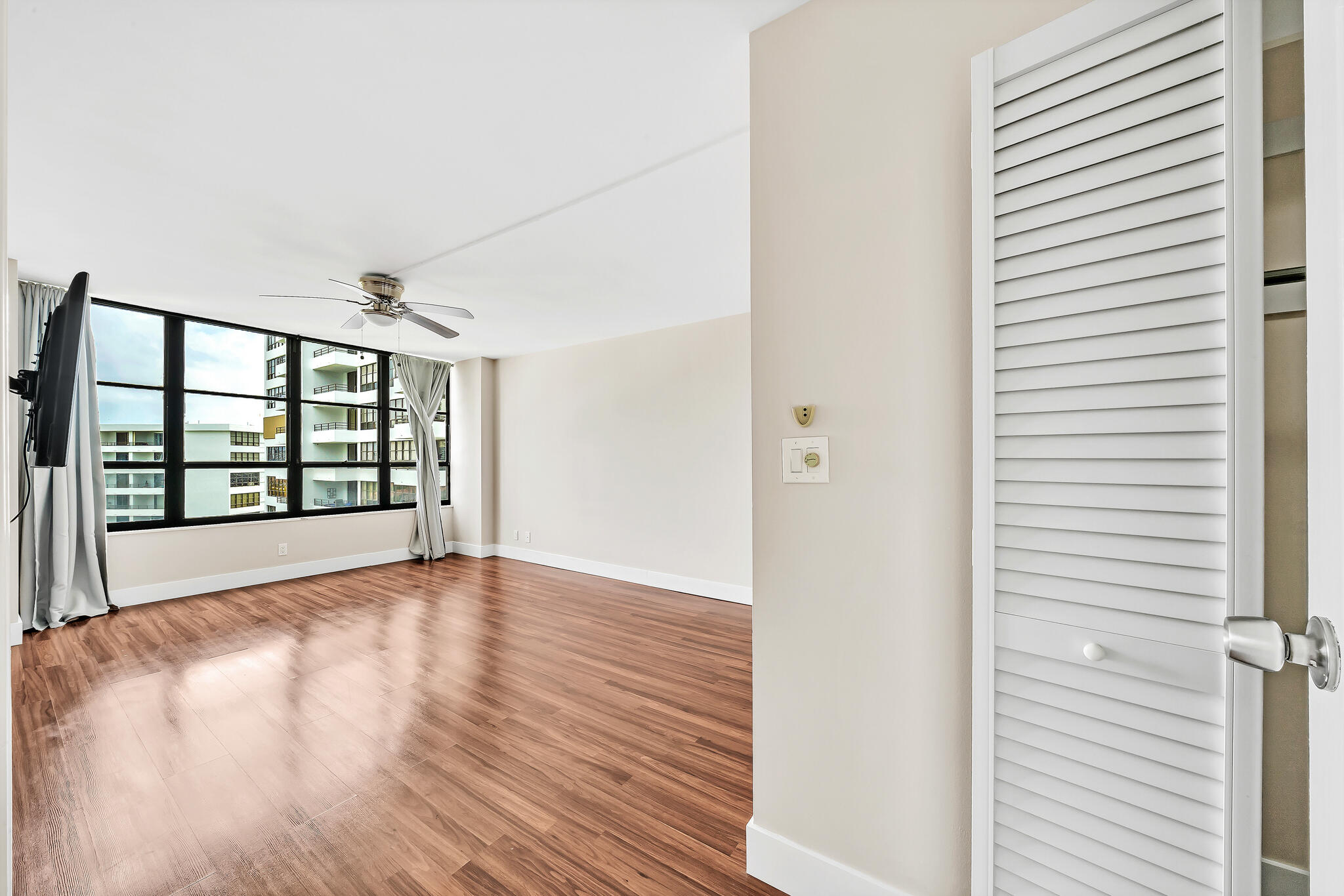 600 Three Islands Boulevard, Unit 1418 Hallandale Beach, FL 33009 - Photo 15 of 37 6 Primary Bedroom (1)