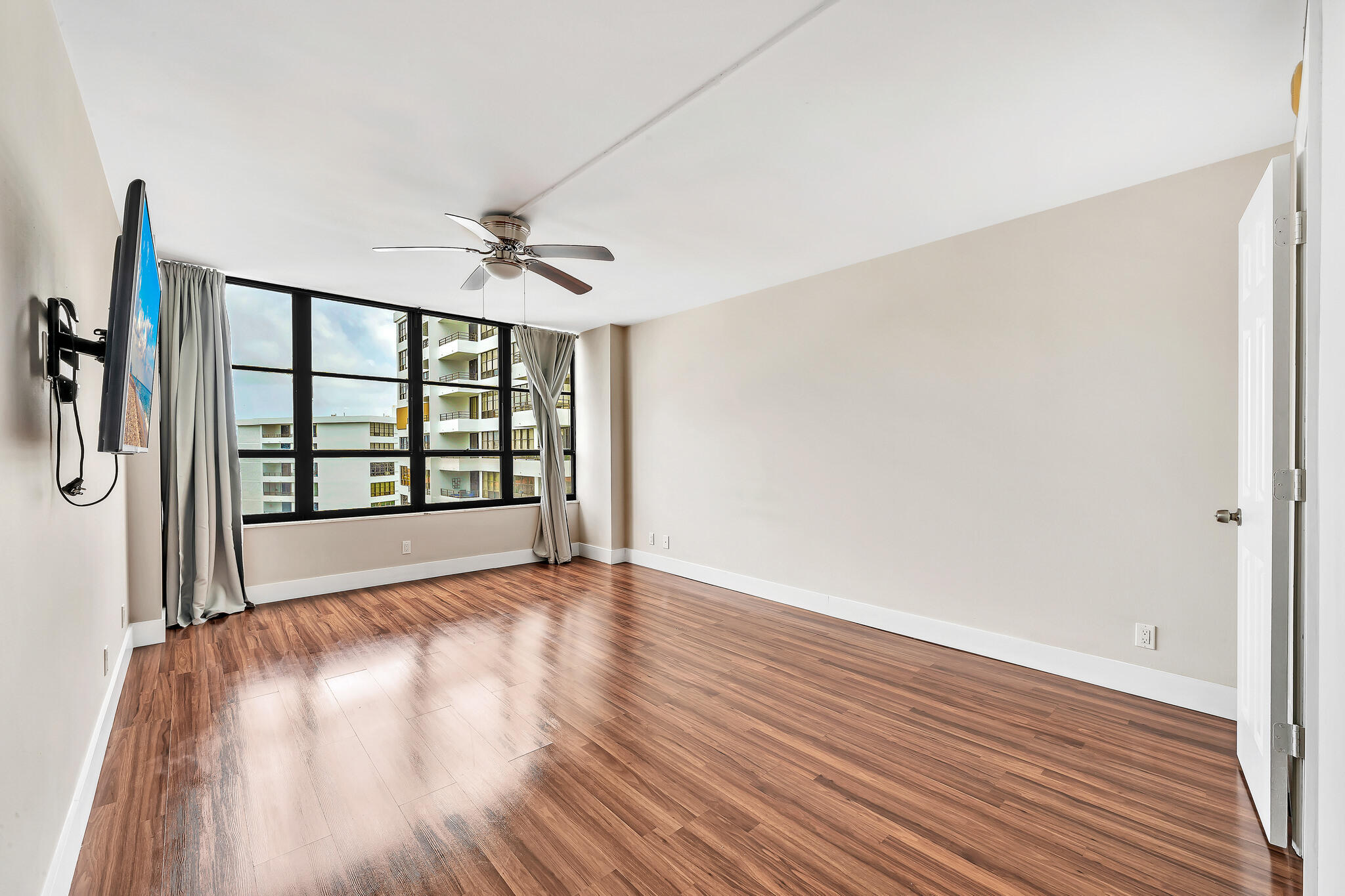 600 Three Islands Boulevard, Unit 1418 Hallandale Beach, FL 33009 - Photo 16 of 37 6 Primary Bedroom (2)