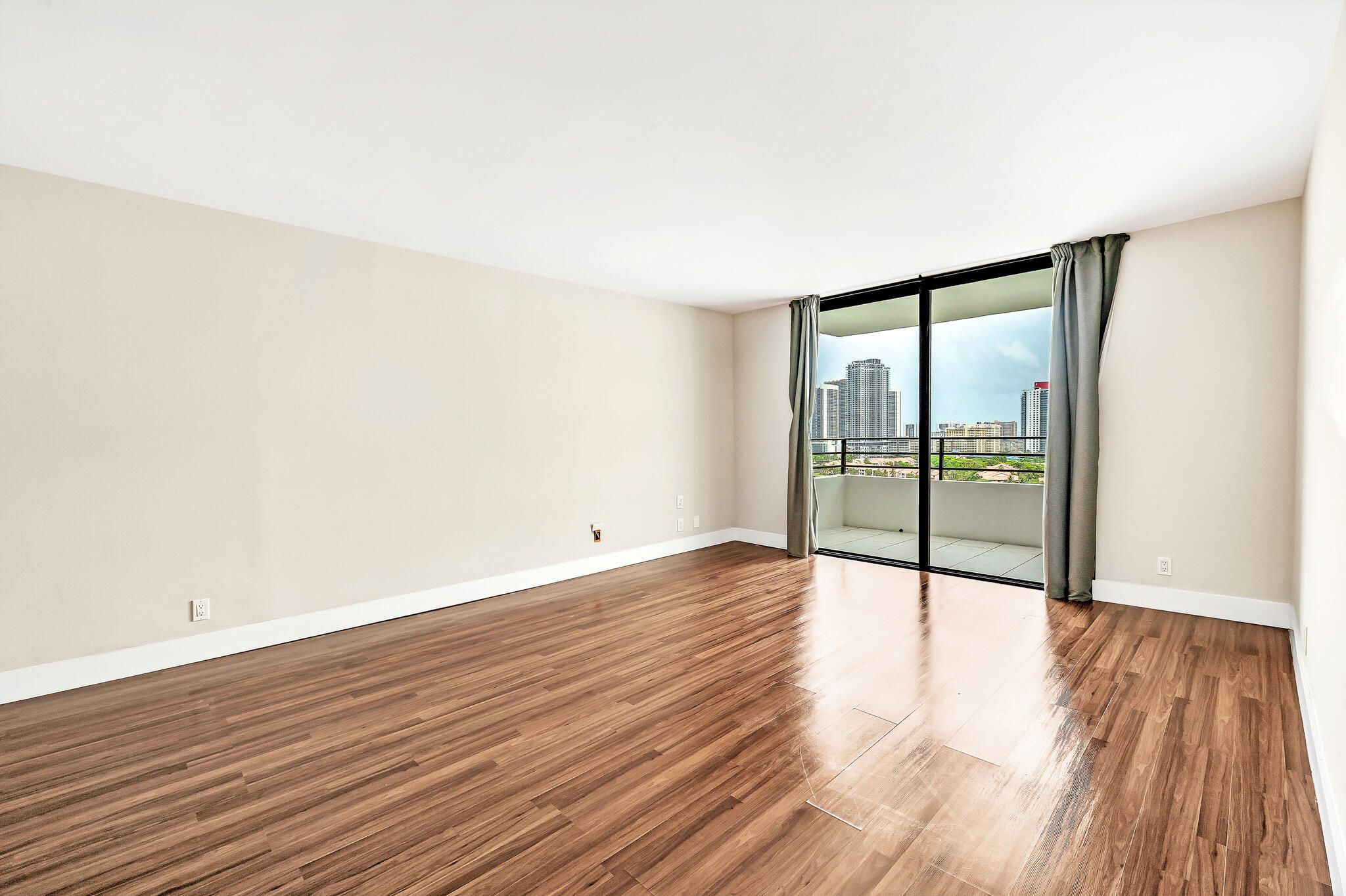 600 Three Islands Boulevard, Unit 1418 Hallandale Beach, FL 33009 - Photo 29 of 37 11 Living Area