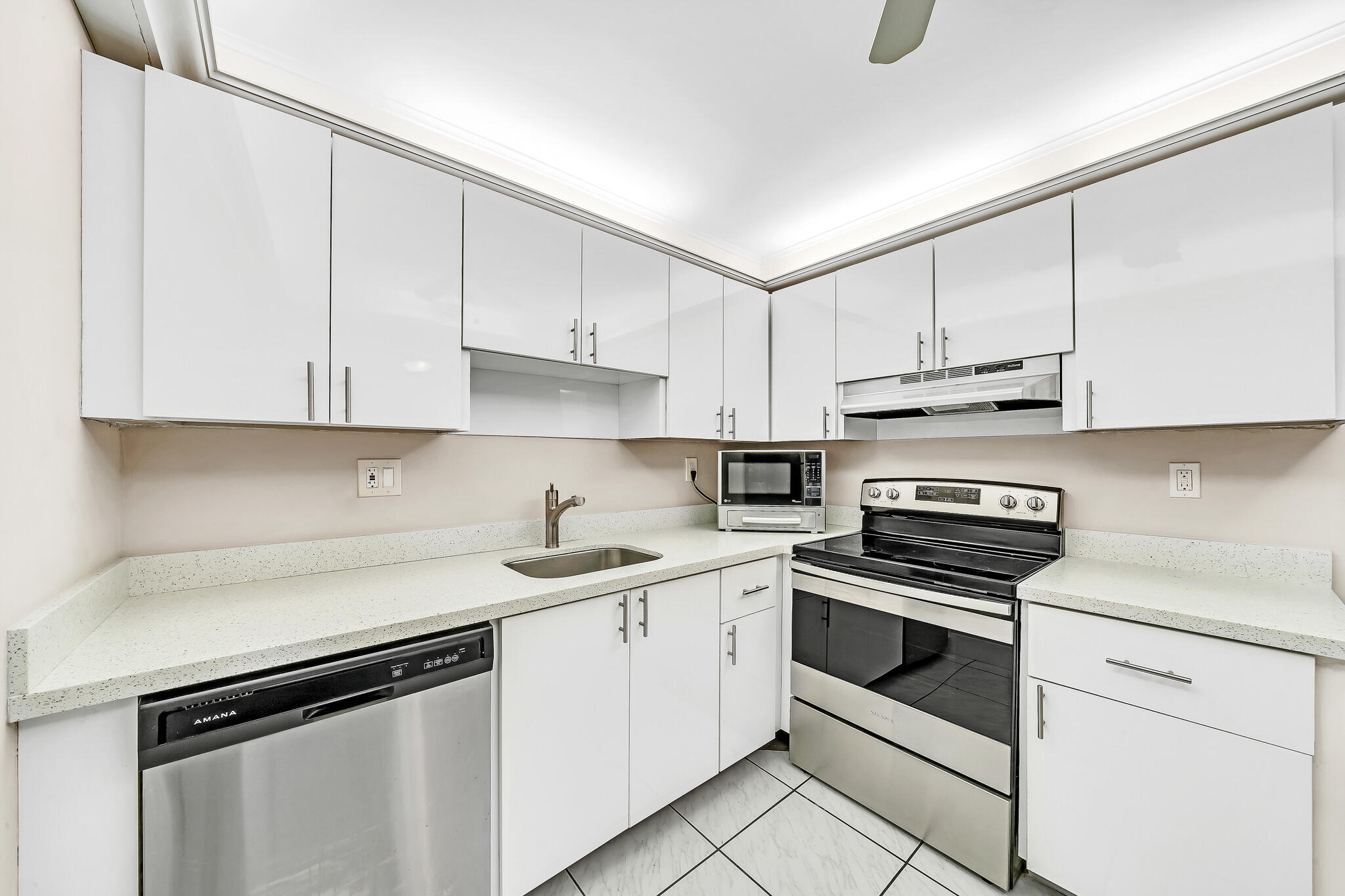 600 Three Islands Boulevard, Unit 1418 Hallandale Beach, FL 33009 - Photo 8 of 37 4 Kitchen (4)