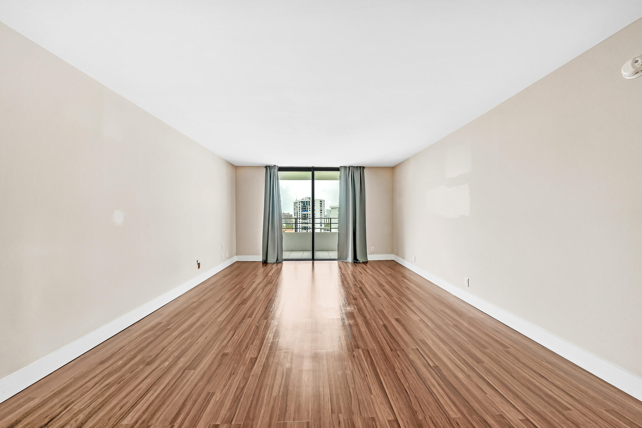 600 Three Islands Boulevard, Unit 1418 Hallandale Beach, FL 33009 - Photo 9 of 37 5 Living Area (2)