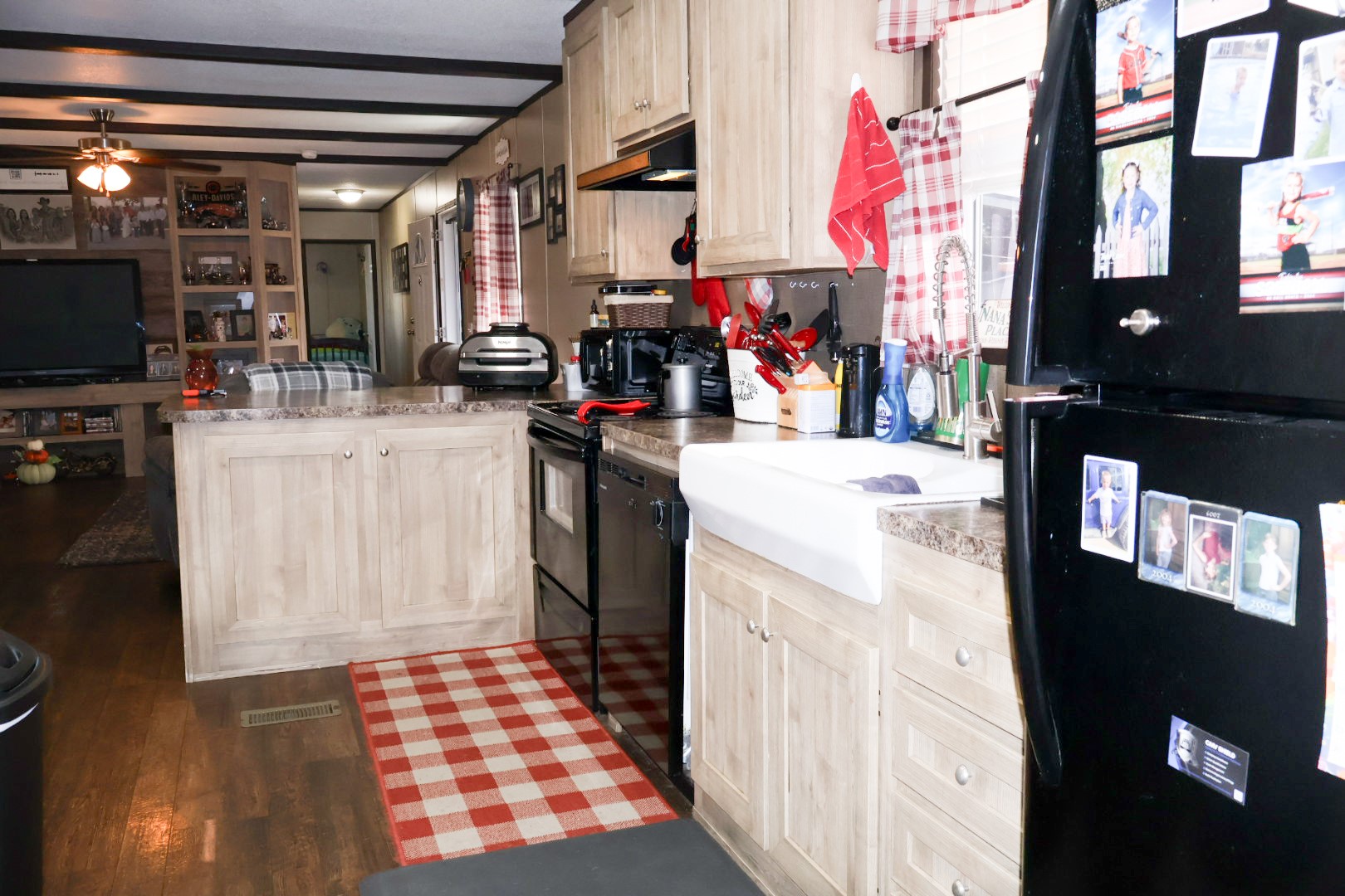 21625 County Road 3749D Cleveland, TX 77327 - Photo 6 of 20 a kitchen with lots of counter top space