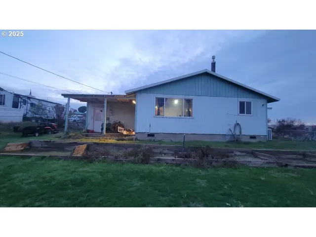 a en suite bathroom with a toilet