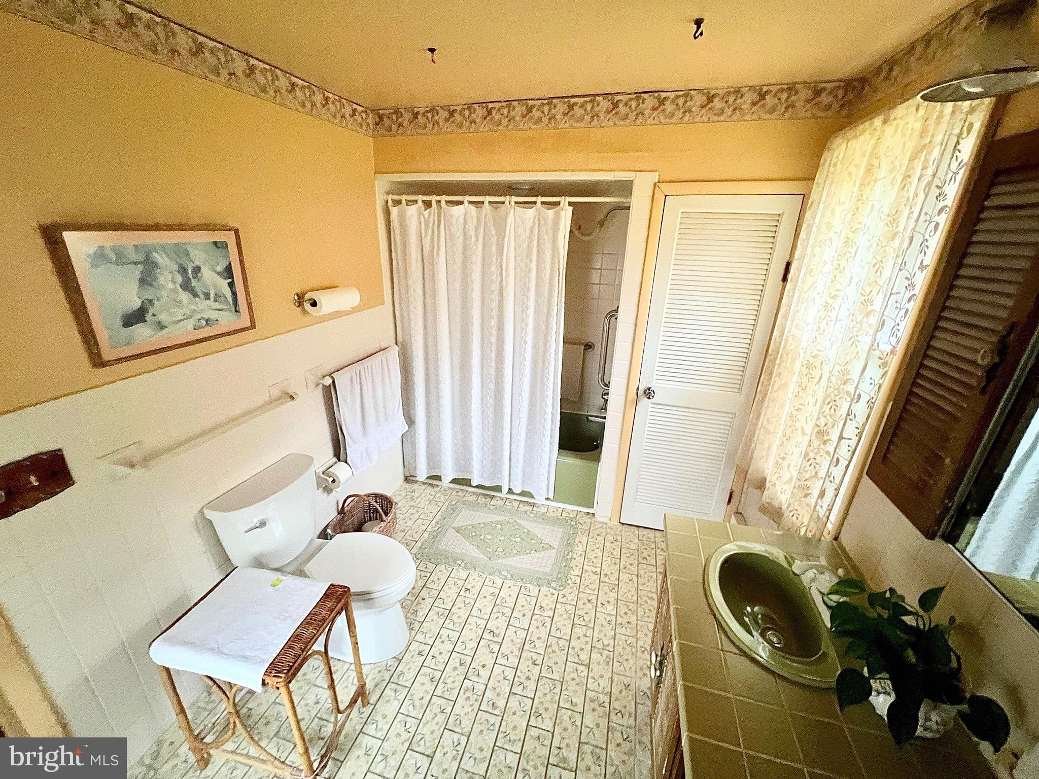 992 Fountain Street Ashland, PA 17921 - Photo 23 of 46 a living room with furniture and a large window