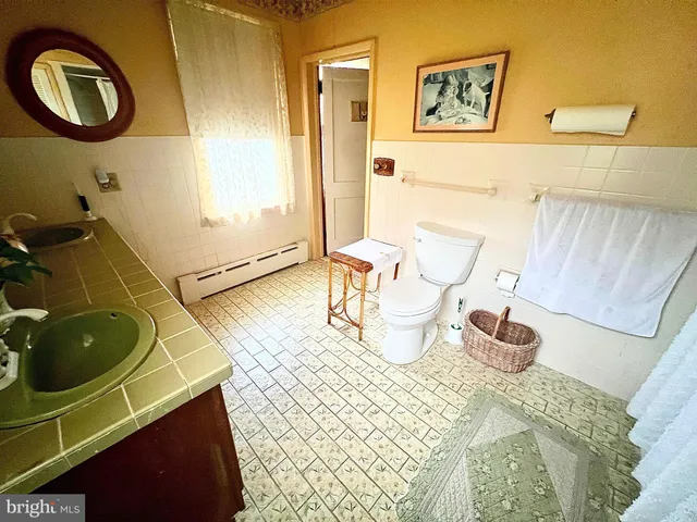 a view of a yard with a house