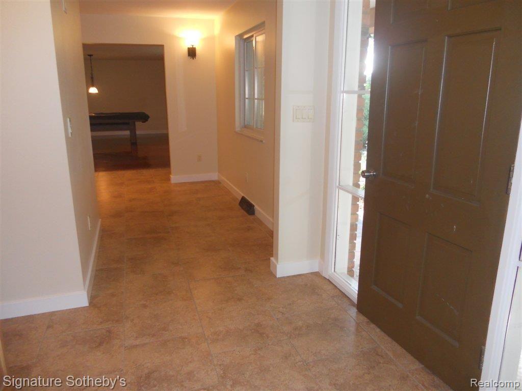 6260 Middle Lake Road Clarkston, MI 48346 - Photo 5 of 21 Grand Foyer