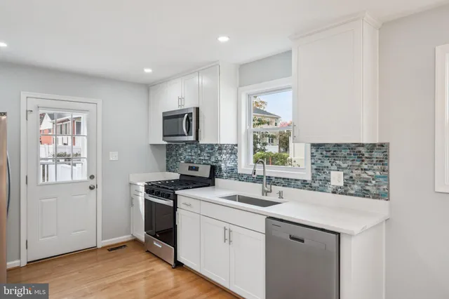 $699,900 | 7118 Kerr Drive, Springfield, VA 22150