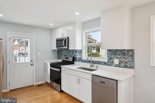 $699,900 | 7118 Kerr Drive, Springfield, VA 22150