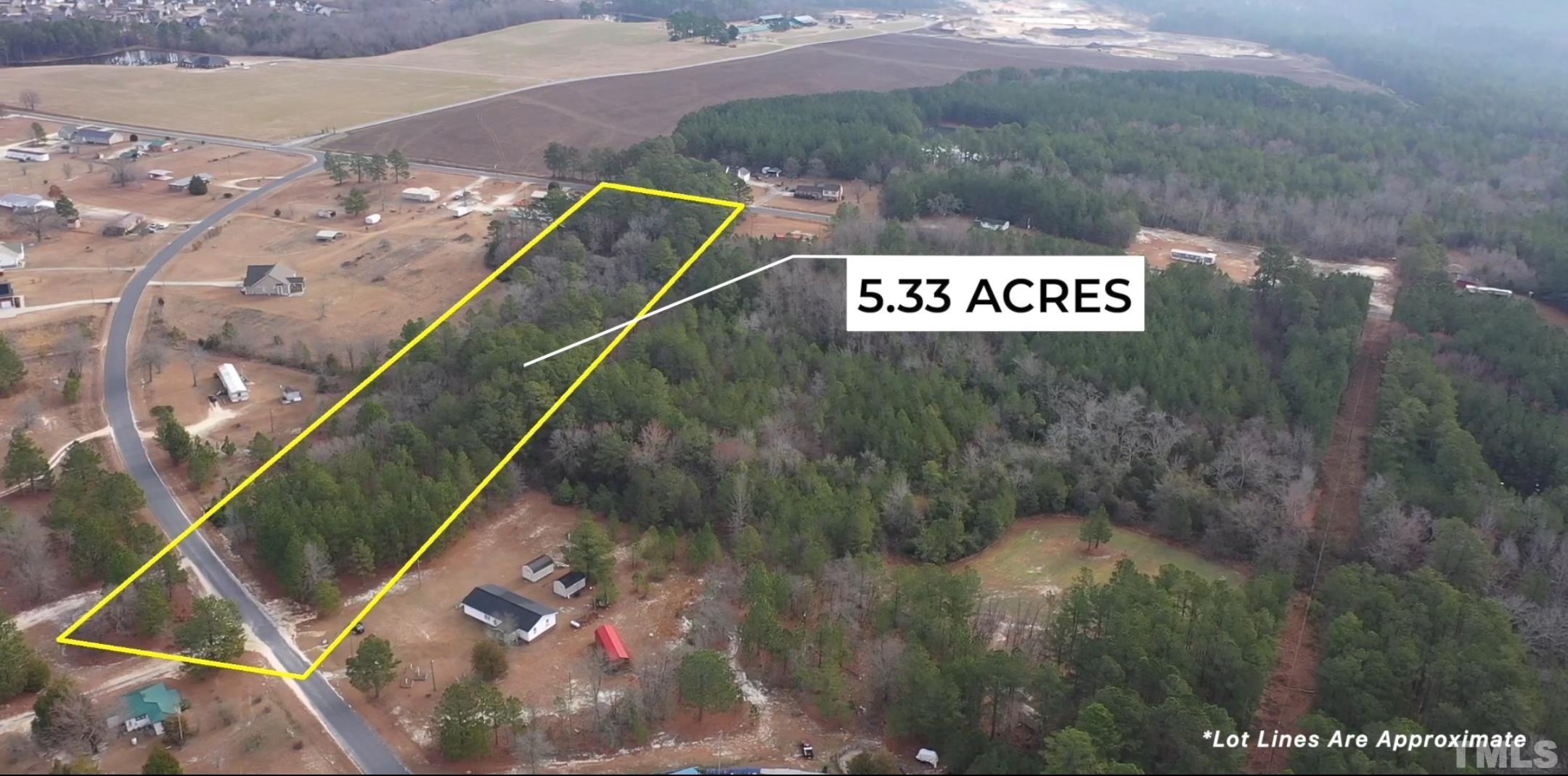 a view of a back yard